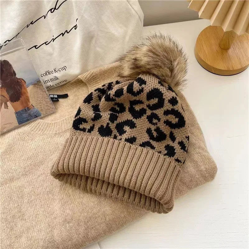 Leopardenmuster Winter-Strickmütze – Warme Dicke Beanie mit Bommel & Rollrand für Damen & Herren