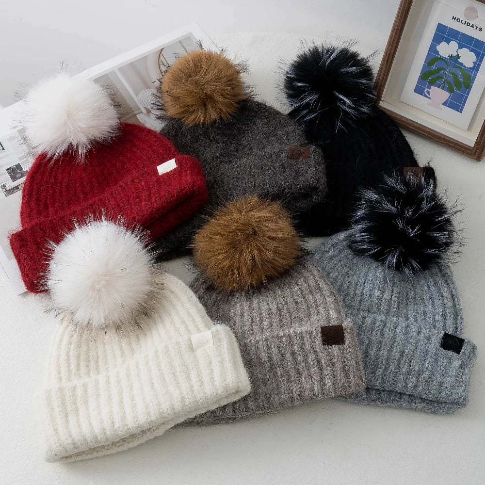 Damen Winter-Beanie mit Zopfmuster – Weiche Warme Strickmütze mit Lockerer Passform & Kunstfell-Bommel