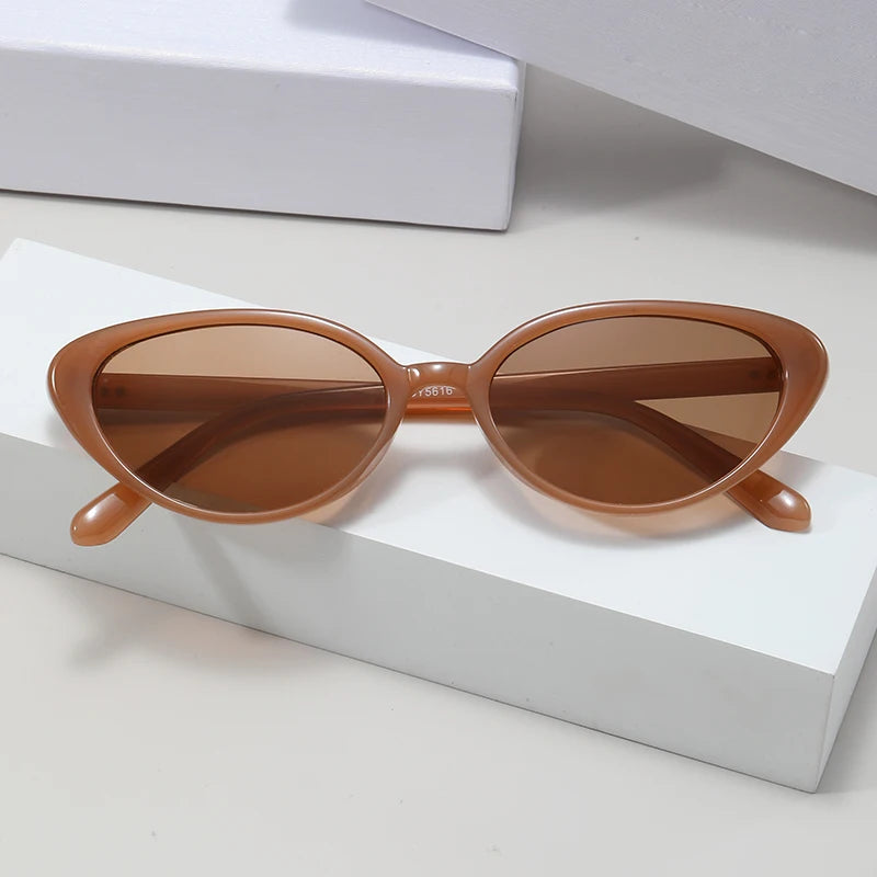 Vintage Cat-Eye-Sonnenbrille mit Nieten – Kleine Retro-Sonnenbrille im Designer-Stil mit UV-Schutz für Damen & Herren