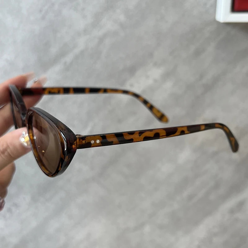 Vintage Cat-Eye-Sonnenbrille mit Nieten – Kleine Retro-Sonnenbrille im Designer-Stil mit UV-Schutz für Damen & Herren
