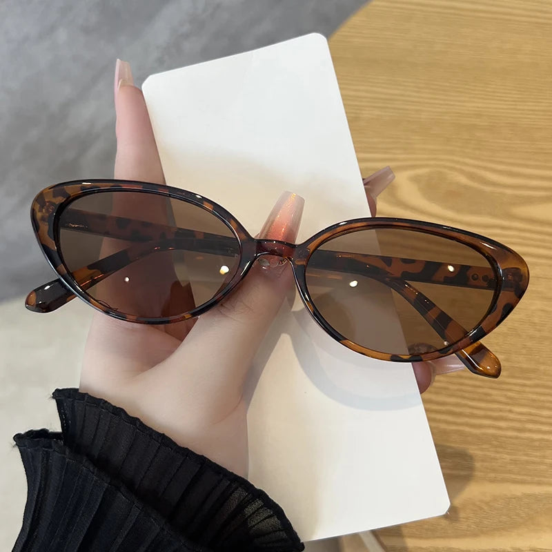 Vintage Cat-Eye-Sonnenbrille mit Nieten – Kleine Retro-Sonnenbrille im Designer-Stil mit UV-Schutz für Damen & Herren
