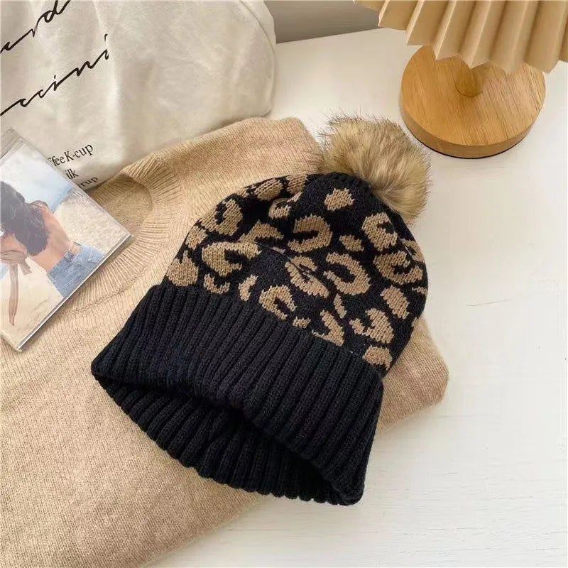 Leopardenmuster Winter-Strickmütze – Warme Dicke Beanie mit Bommel & Rollrand für Damen & Herren