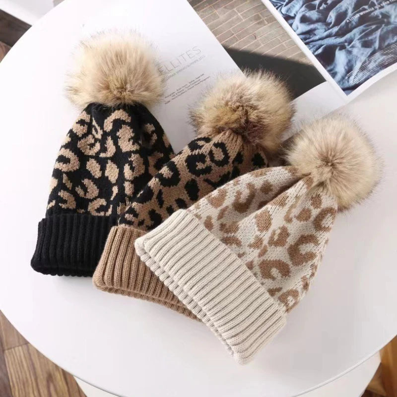 Leopardenmuster Winter-Strickmütze – Warme Dicke Beanie mit Bommel & Rollrand für Damen & Herren